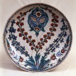 /beaux-arts-archeologie/fr/carrousel-detail/plat-a-decor-de-fleurs-rouges-et-jacinthes-bleues